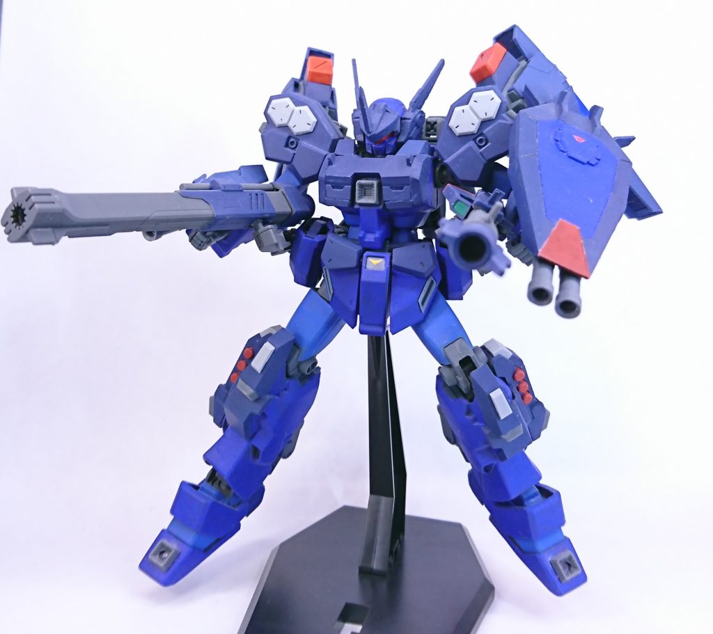 バックパックにはビームと実体弾の大型砲