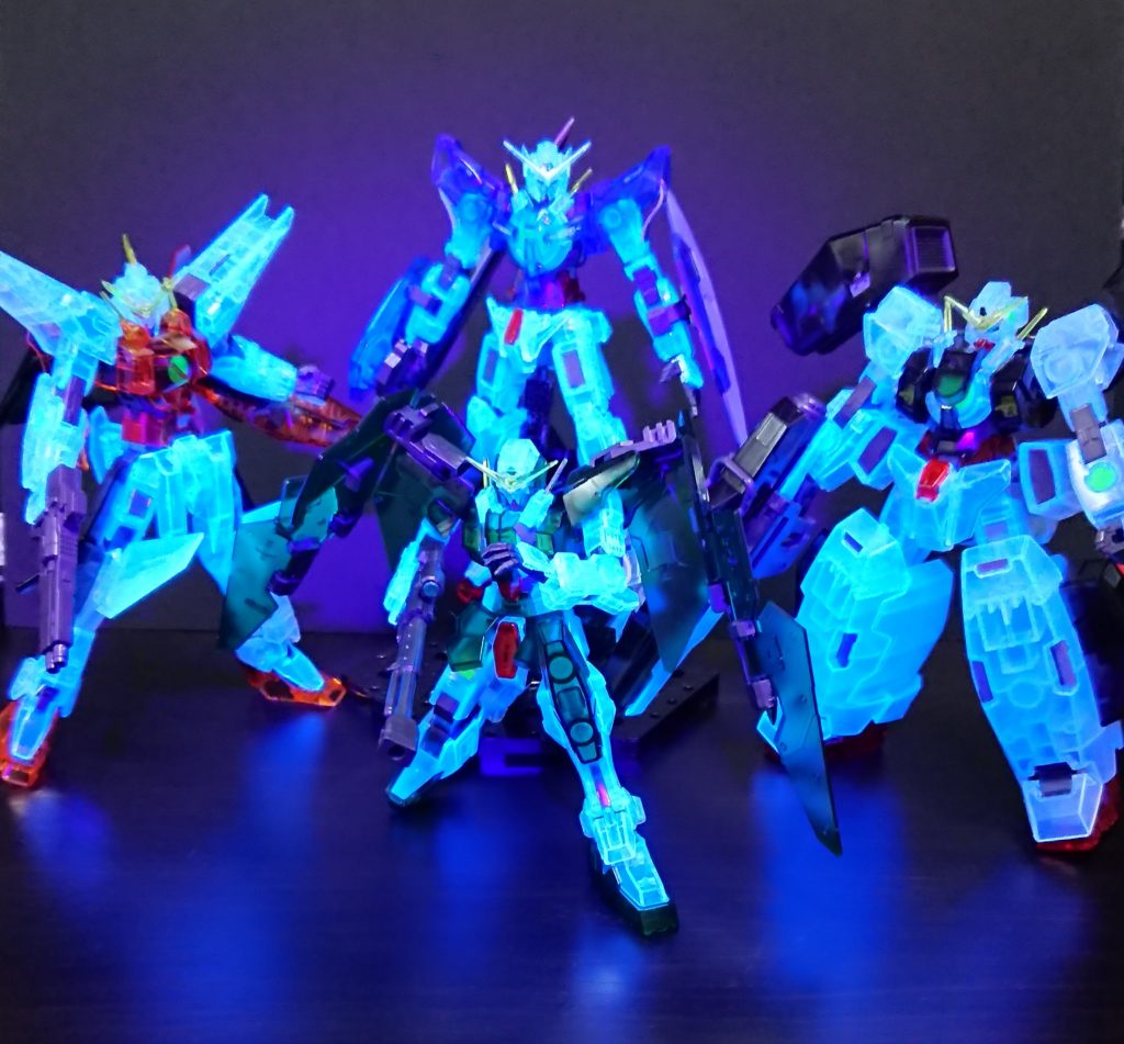 ブラックライトで光る素材が多いです。