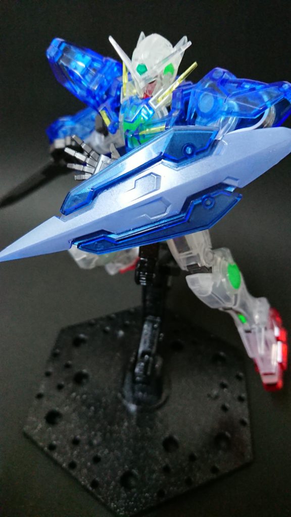 GNシールドはパーツ分割の無い青色成形から
パールホワイトで塗装してみました。