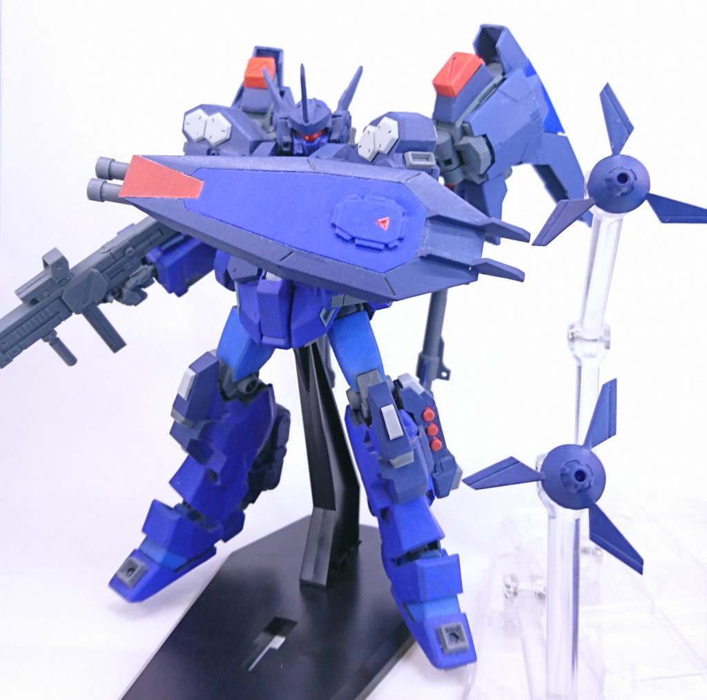 シールド裏からはトライブレードを射出