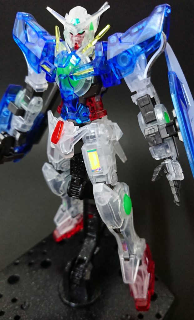 ケーブル系(肩、脇腹、太もも、脛)のディテールアップに、ハセガワのホログラムフィニッシュを使いましたが、貼るのがめちゃくちゃ難しかったです(^_^;)
完璧キレイには諦めたのでごまかしてます(笑)