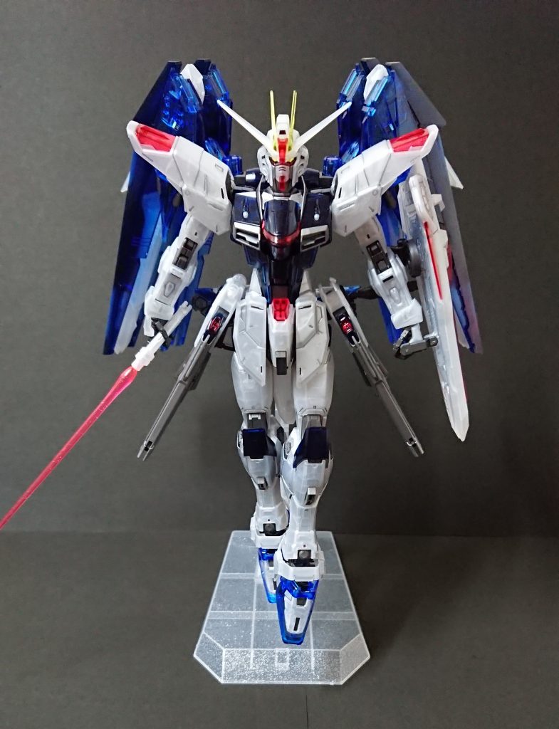 限定版のクリアカラーって、カッコいいのですが、どうやってディテールアップすればキレイにまとまるのかが悩みどころと思ってます。
このキットで言えば、ホワイトの部分は単純なクリアパーツではなく、「メタリックグロスインジェクション」かと思いますが、スミ入れをしてのディテールアップです。