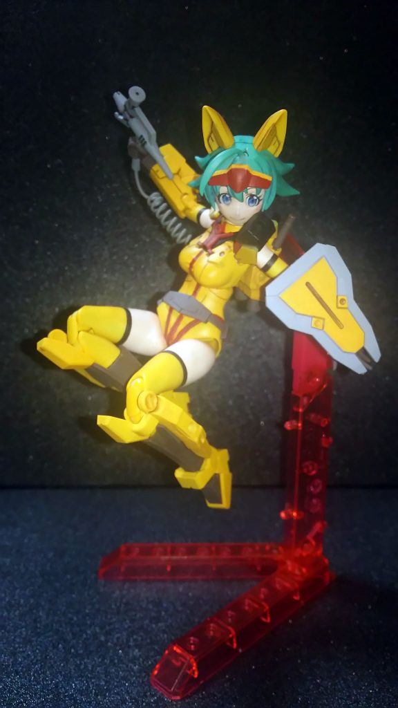 顔と髪の毛を好みの形になるように変更。瞳は0.5ほど削ってモールドを消してキットのシールを切り抜いて貼ったあと
クリアのUVレジンで保護しました。
胴体は肩を左右1mmお腹を2mmほど縮めてます。
パンツ部分もハイレグすぎたので設定画に近くなるようにランナーのネームタグ部分を貼り付けて
形状変更。おかけで股関節の可動が死にました。
はじめて赤の部分にシタデルカラーつかってみたりフィギュア用のウェザリングマスター使ってみたりで
はじめて触れるツール色々つかって作ったので楽しめました。サラちゃんも期待して待ってます。