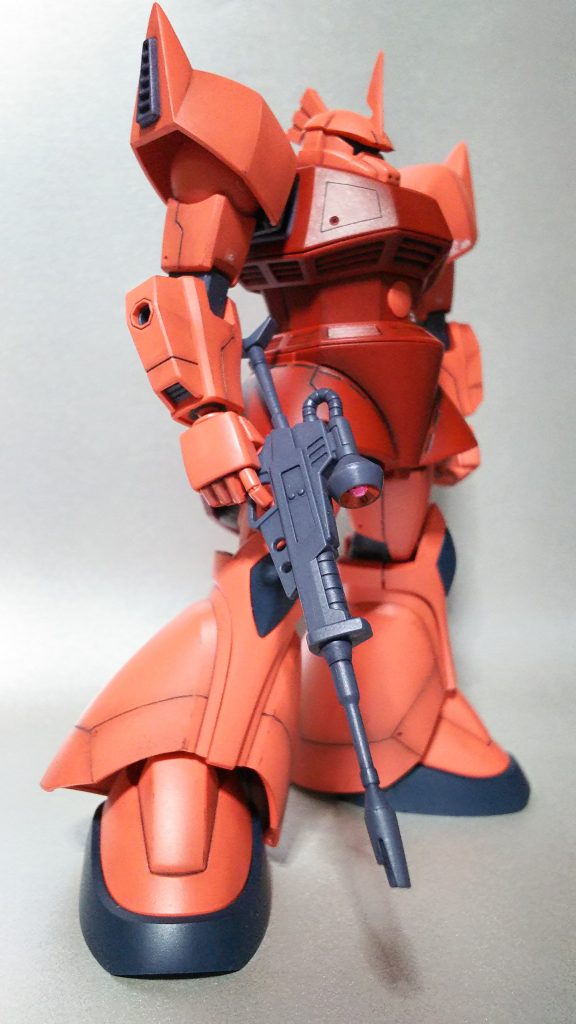 ゲルググです。腕の付け根と胴体のジョイント部分をバランス調整し、簡単なスジ彫りをしています。