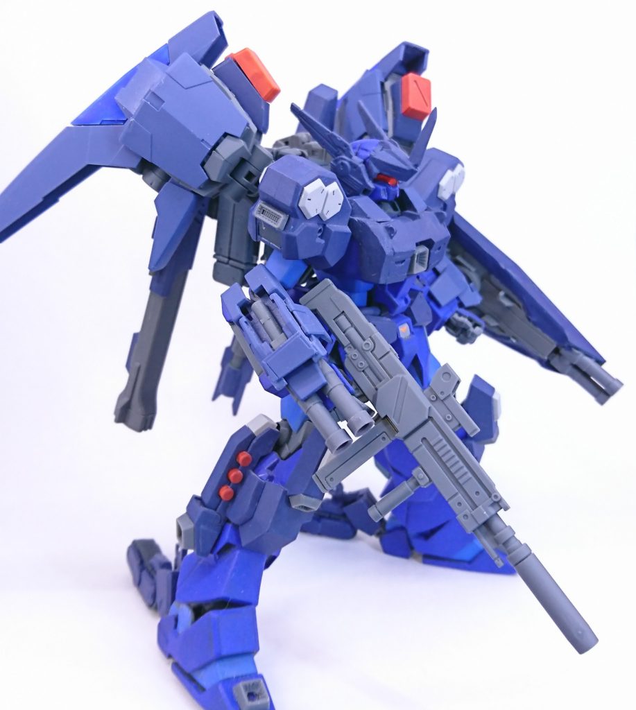 施設内等地上戦では踵のキャタピラを展開して高速移動