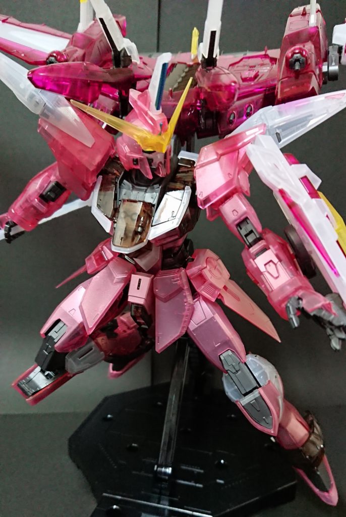 メインカラーのピンク色のパーツは少し塗装してます。
元はもっと透けているクリアパーツでしたが、フリーダムとはテイストが結構違うので、あえてスモークっぽくしたら馴染むかなぁ、と。
個人的にはだいぶしっくり来るカラーリングになりました!
パール塗料で塗っているので、肉眼だと写真以上にキレイです。