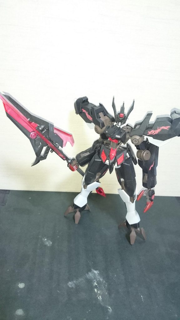 鉄血のオルフェンズで組み合わせたガンプラ。悪魔の禍々しいイメージを高めるために黒と赤のカラーリングにしてみました。
