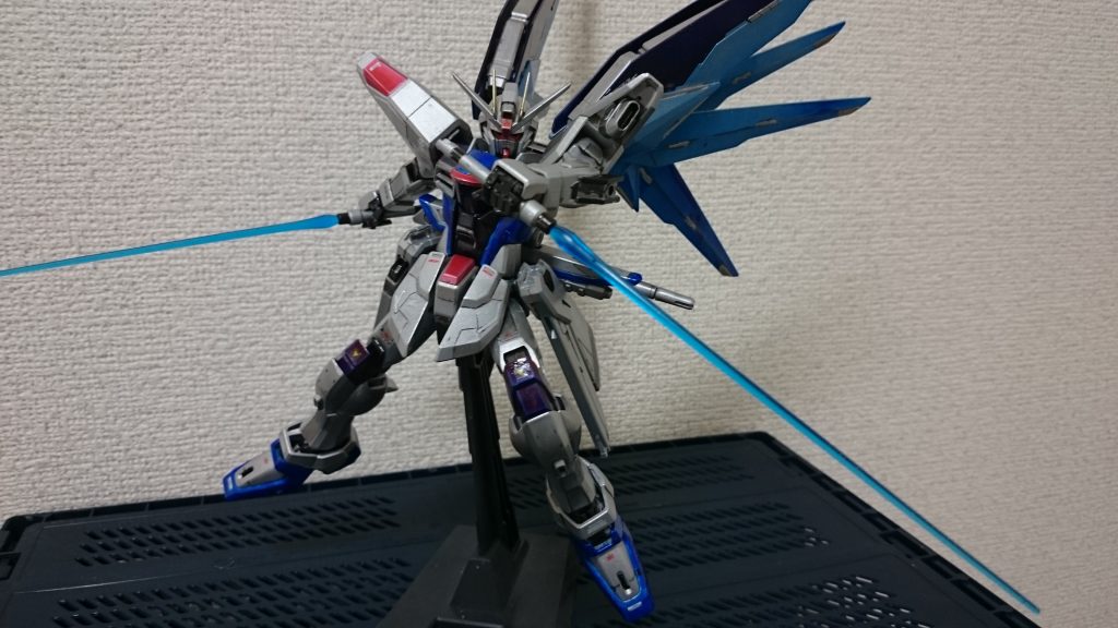 翼の紺色の所は缶スプレーのメタリックディープブルーとクリアレッド重ね塗り。他の紺色は筆塗りクリアブルーとスプレークリアレッド重ね塗り。