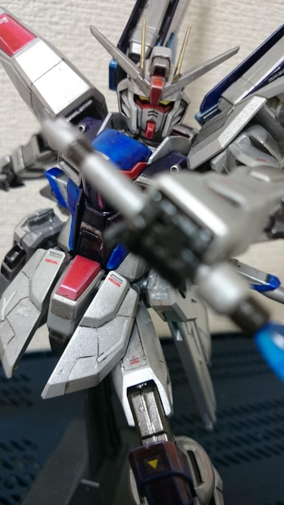 スジ彫り追加。百均のシルバーの缶スプレーをベースに塗装しました。
部分的にクロムシルバーを筆塗りし、アクセントに。