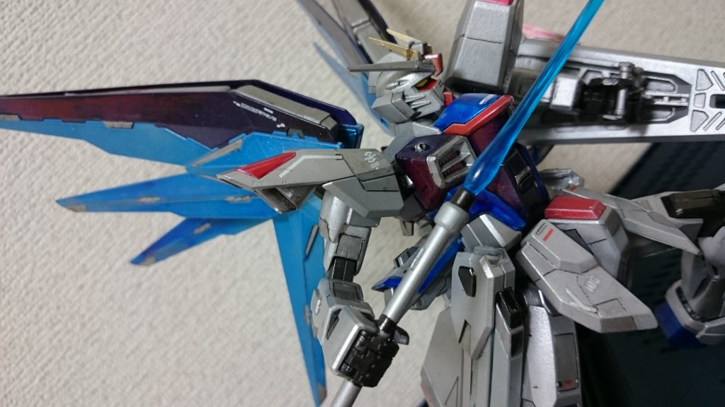 翼の青はクリアブルーの缶スプレー。
途中で無くなったので、他の青部分はクリアブルー筆塗り。