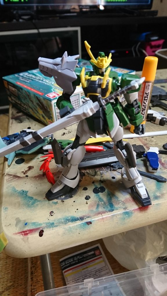 製作過程
最初はクローズモチーフではなく、支援機と合体させるか刀を持たせて抜刀術をメインに戦うガンプラにするか悩んで迷走していました