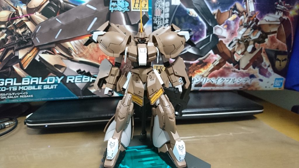 正面
説明の通り、フルシティの装甲で二重装甲化しているのでだいぶゴツいシルエットになっています。カラーリングはフルシティカラーに近づけて塗り直して、各所に白を追加しているのでリベイクから変化が付けられたんじゃないかなと思います。