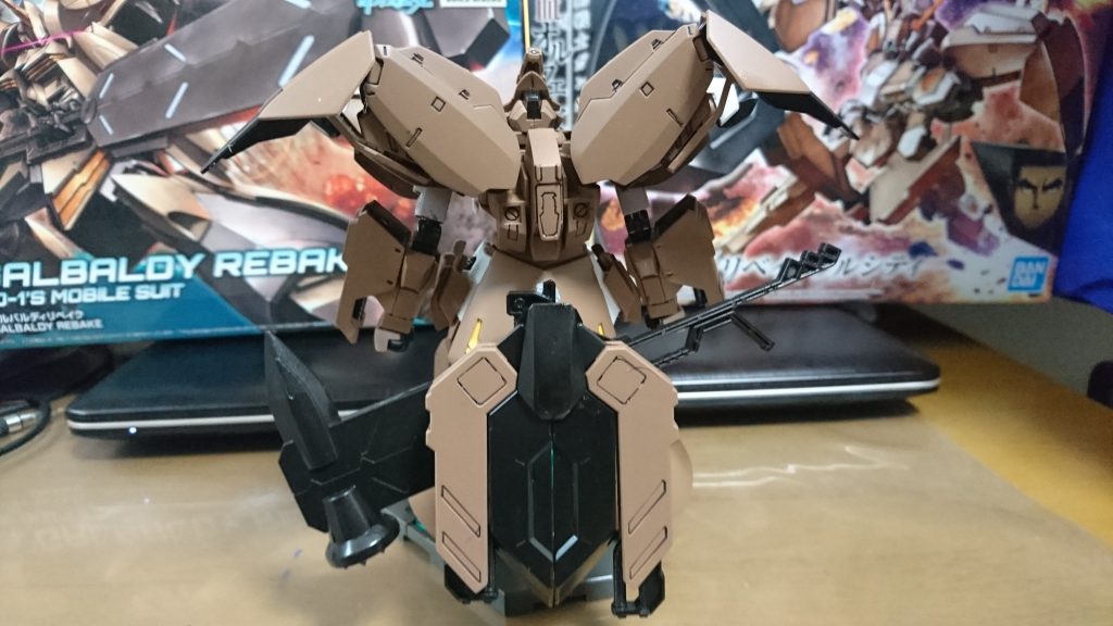 後ろ
フルシティのバックパックをそのまま装備しているのでだいぶシルエットが変わっています。腰にはシザースとハンマープライヤーをどちらも懸架出来るようにしたのでだいぶ下半身に重量が増してます。