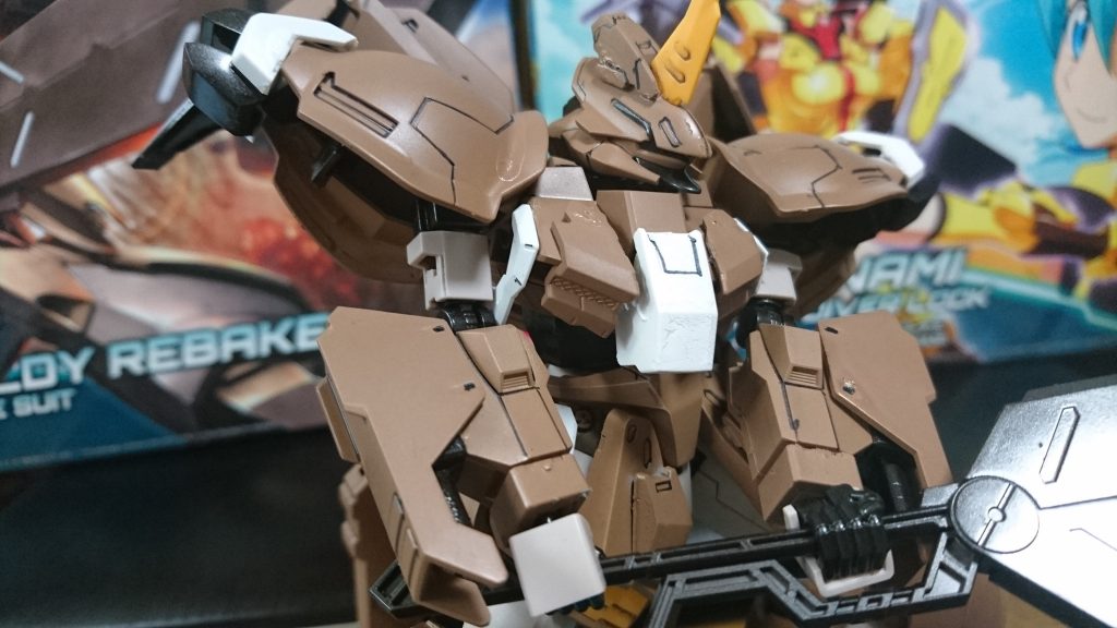 上半身の改修点
胸部はフルシティの装甲を分解して接着。
肩にはスラスターを接着。
椀部はグレネードランチャーを接着し、その上から装甲をつけています。
頭部はフルシティのセンサーを反対向きに接着。