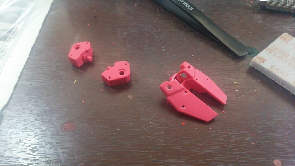 メタルパーツを取り付けるため穿孔