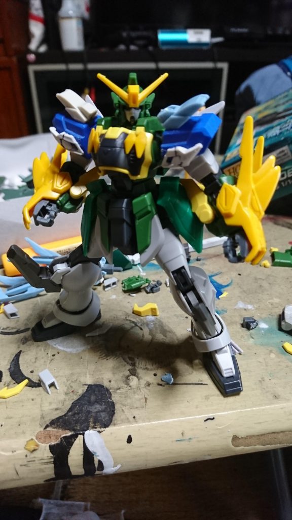 ここで「いっそのこと拳で戦う機体にしよう」という発想とジーエンアルトロンの特徴的な部分を全て取っ払いアンテナ部分の変更とタイガー拳とウルフ拳の撤廃、肩パーツの変更そして仮面ライダービルドが最終回を迎えたのをきっかけによりクローズをモチーフに製作しようとひらめきました