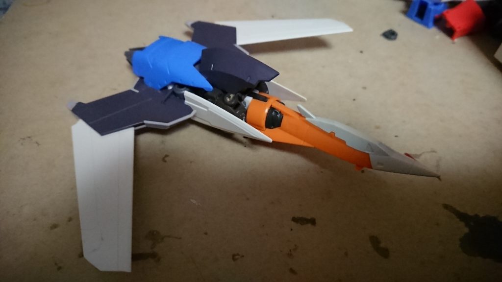 作りはじめて、とりあえず形になった状態。まだ垂直尾翼がありませんし、リアクターも剥き出しです。