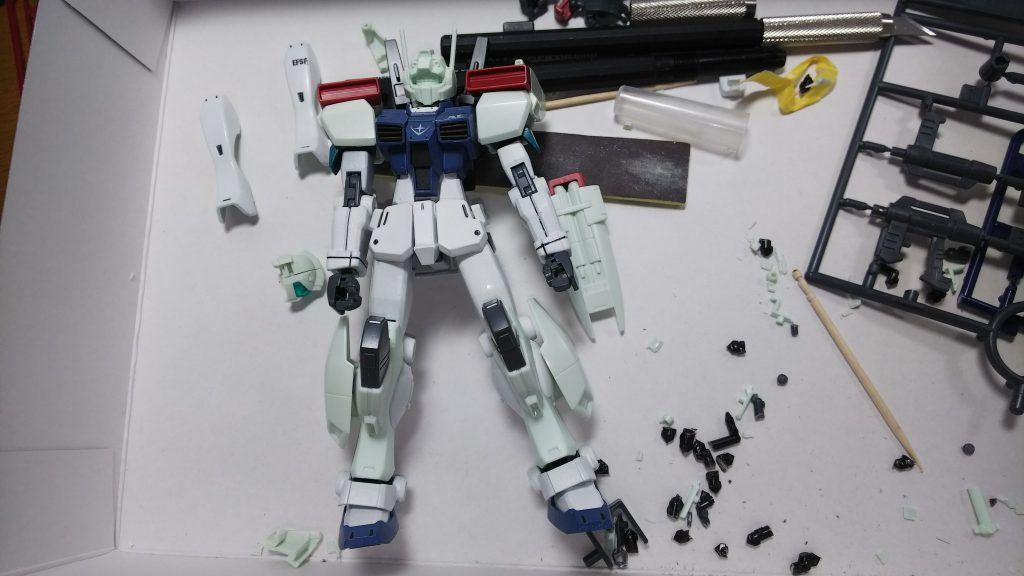 仮組時。
前に改造したGM/GMを使って、可動時とバランス的に問題点がないかテストを行いました。全体的にバランスを崩さないように調整しています。