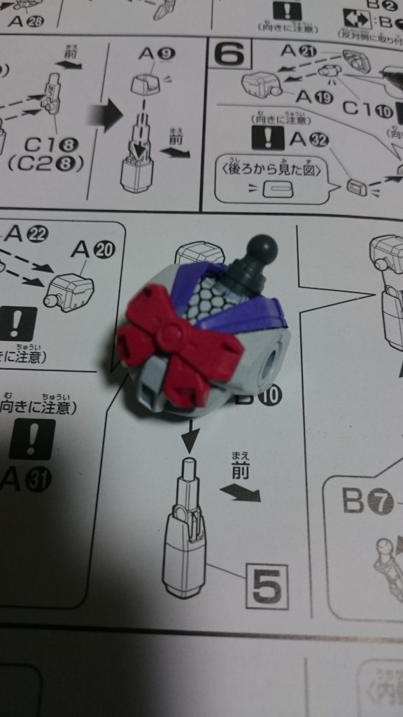 ボディの首回りにチュール生地を仕込んで鎖かたびらを表現してます。