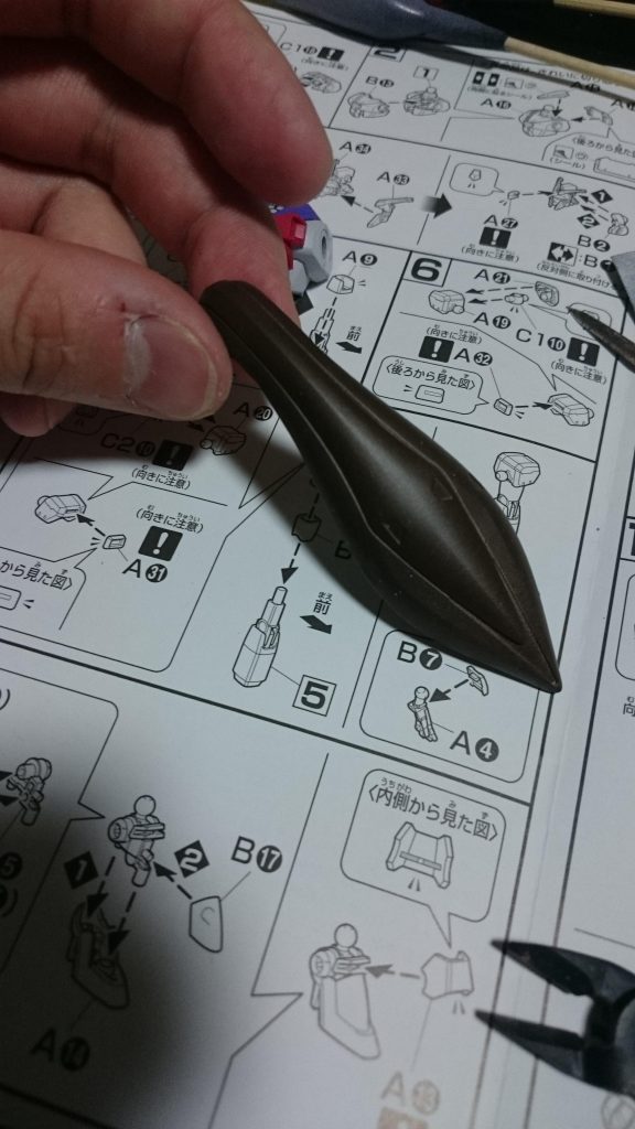 髪の毛になるパーツは周りを一枠分カットしてボリュームを抑えてあります。