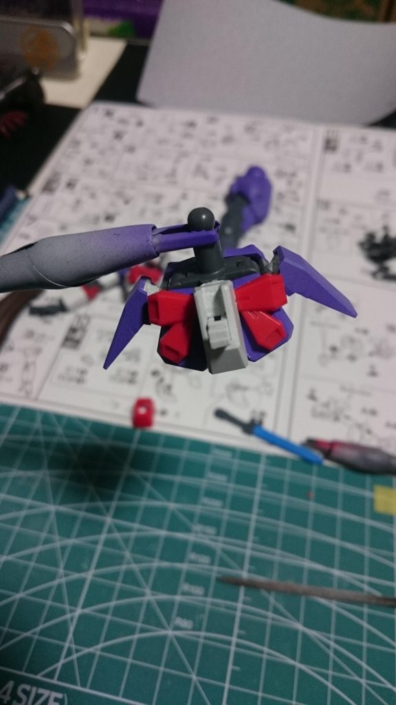 腰のリアアーマーはスパローのものを使い、後ろにシグルブレイドをしまうためのパーツを接着。その横にリボンパーツも