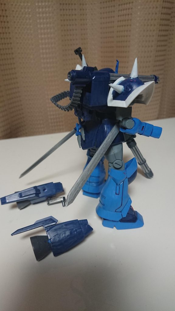 バックパックのスラスターは燃料タンクとなっている為、パージ可能!
左右の腰についている剣は、アンダナイトを削って作った物