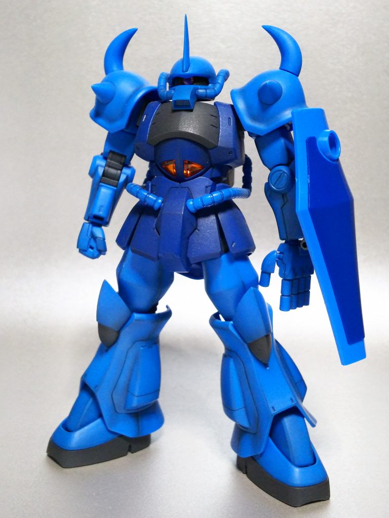 リバイヴ版グフです。膝のフレームんを削り立ち姿が決まるようにしました。