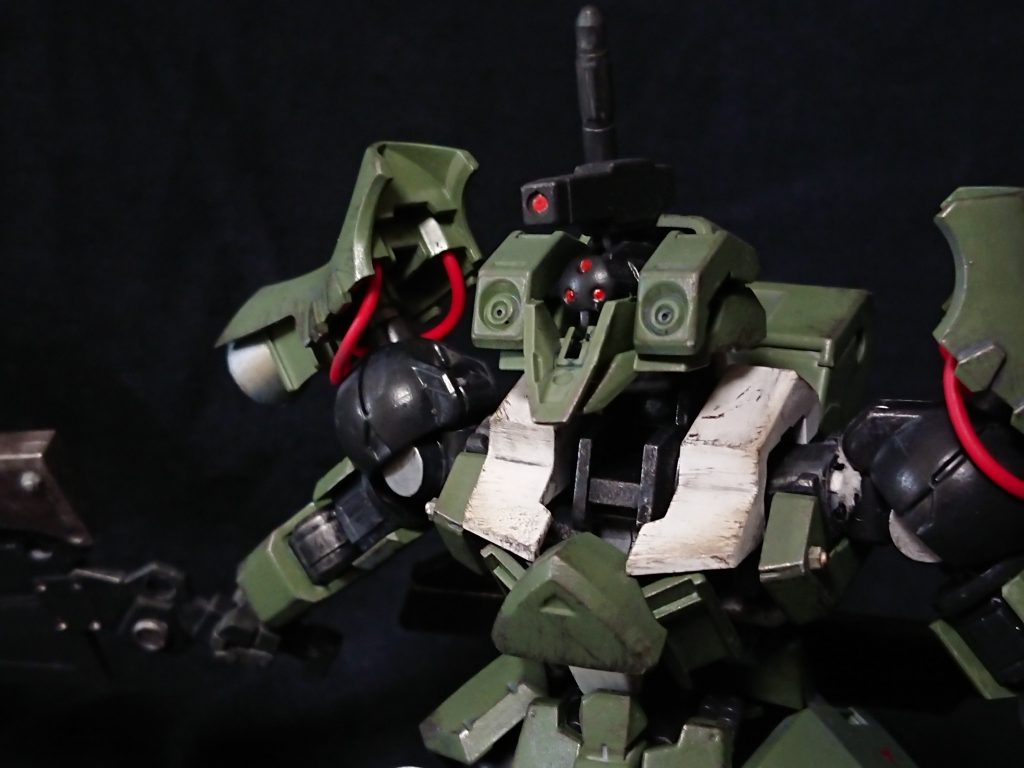 グレイズのセンサーは開閉機能もあります。
レギンレイズの目は赤に塗ったので、少し百里っぽい?