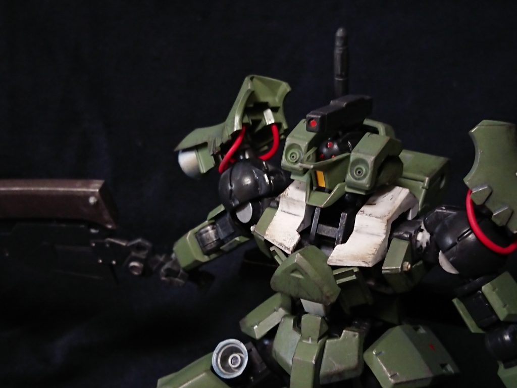 頭部はレギンレイズのターレットセンサーに遠距離観測用カメラ、グレイズのノーマルセンサーも追加で、3センサー仕様です。