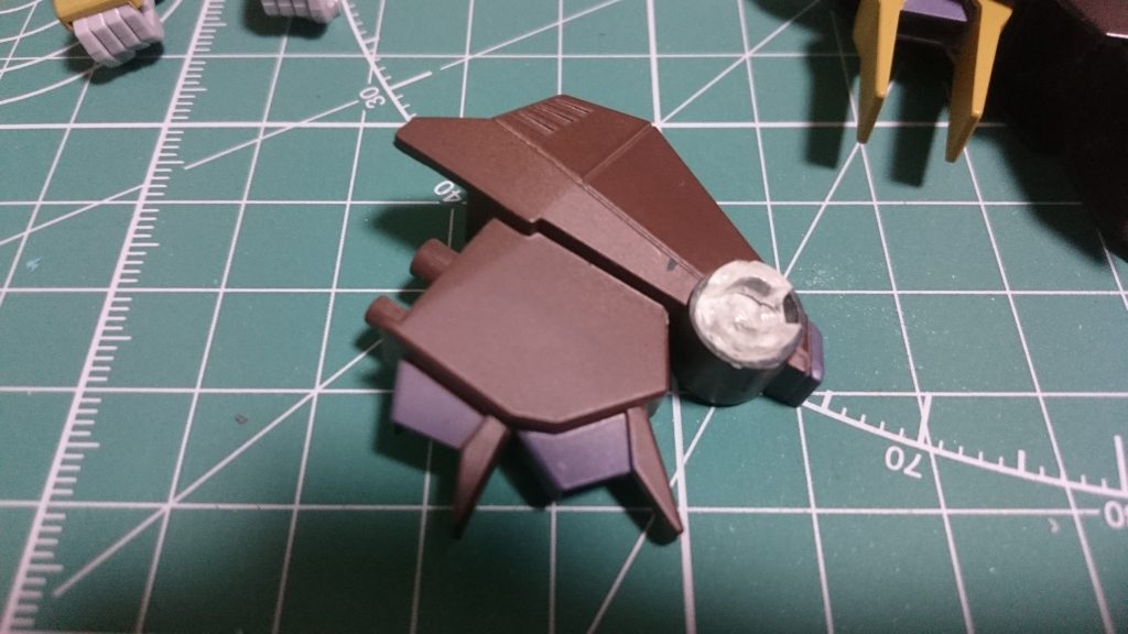 基部にボールジョイントを使うことで稼働粋が広がっています。