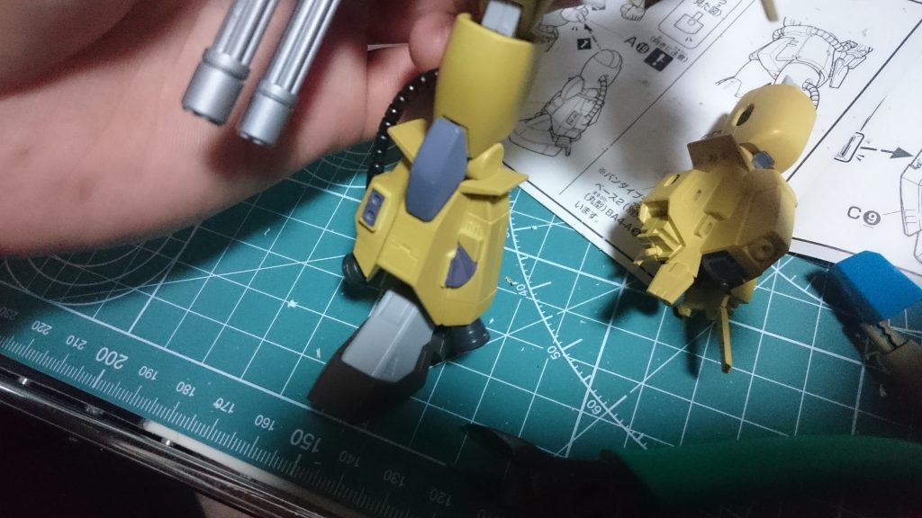 脚は加工をした高機動型ザクⅡを使い、下駄はそのままカラミティが装着できます。
多少ポーズを付けると接地面にたいして干渉がありますけど(^_^;)