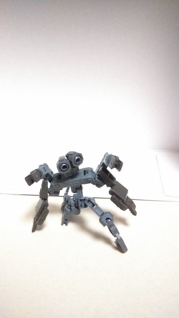 まず脚部は車輌型から二足歩行用へ。
頑張れば膝立ちも可能です。