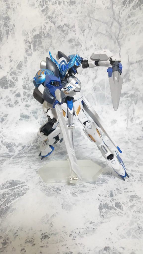 右側ブレードは射出可能、取り回しの良いミドルソードも装備。