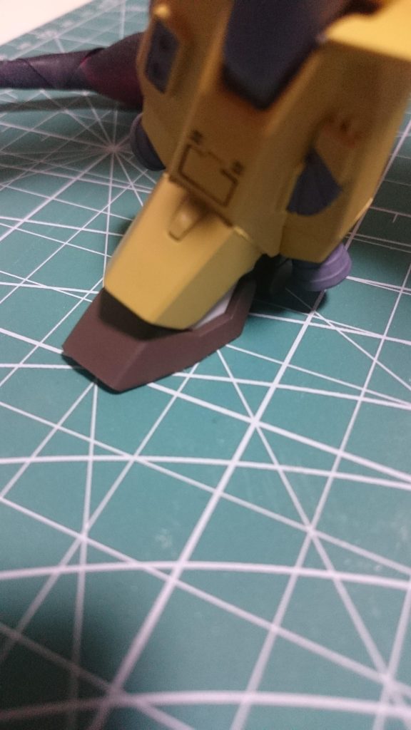 少し改修をして、足の先端にカラミティに使われているパーツをくっつけました。
正面から中が丸見えだったのでwww