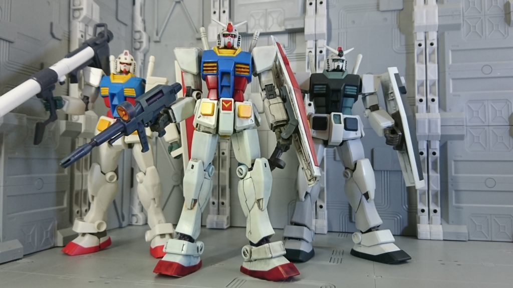 旧HGUC、ロボット魂との比較。
ロボット魂のアンテナ行方不明中orz