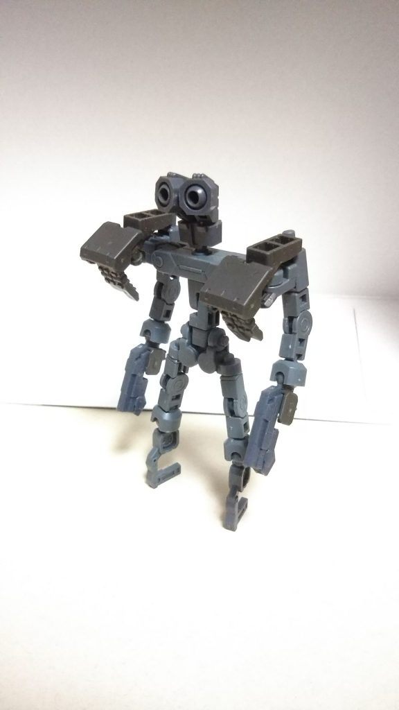 サブアームを腕にして貨物用大型マニュピレータを畳む事で武器を持つ事ができる戦闘形態になれます。
ちなみに好きな戦闘スタイルは二丁拳銃だそうです。