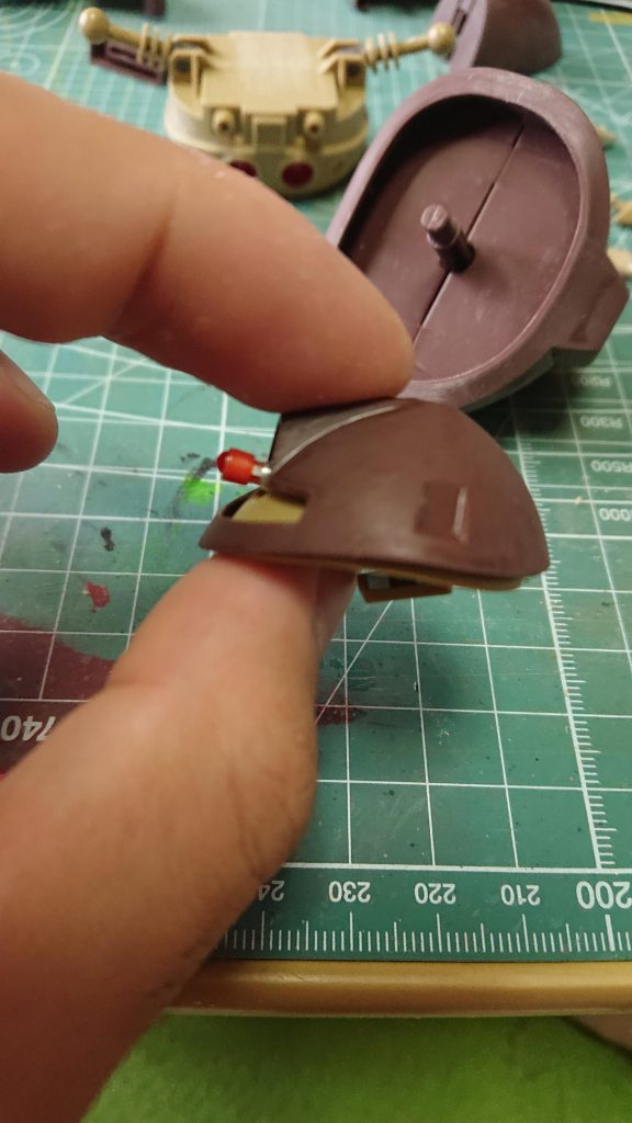 このはみ出し具合、横からは見ちゃイヤン