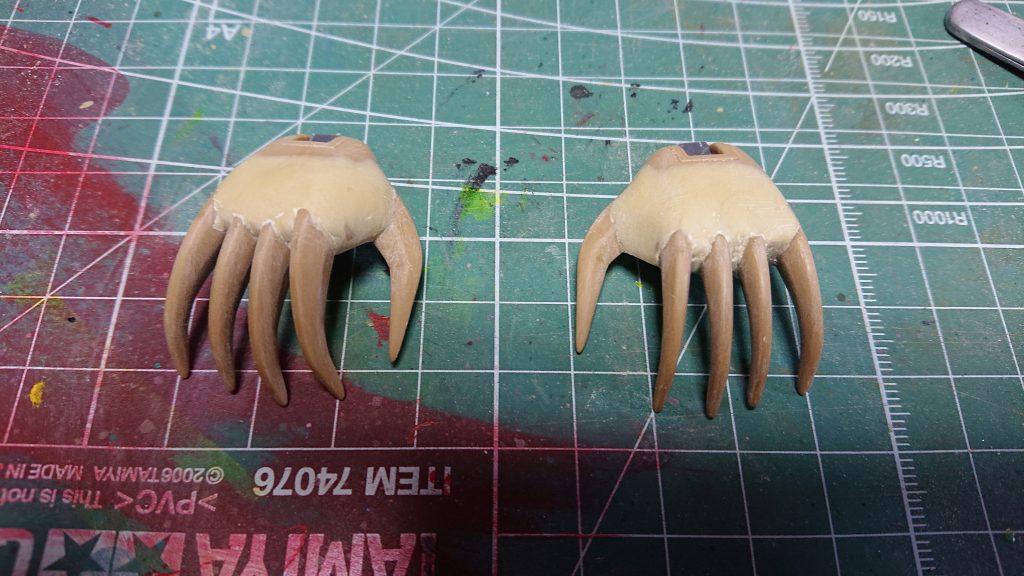 手のパーツが折れちゃったんでパテで埋めて固定しました