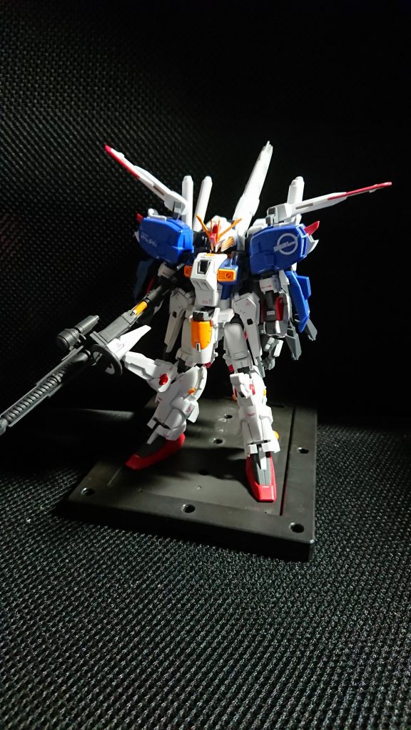 肩を軸可動からボールジョイントへ変更、首を2ミリ延長し、フェイスを削りこみ顎を引けるよう改修。膝関節上で脚部わ、1ミリ延長し、ロール可動を追加。
それ以外はプラ板によるディテールアップ程度です。