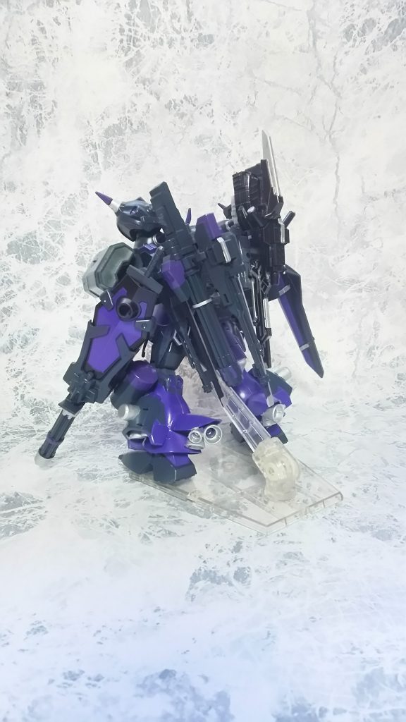 リアショット
背部にブースター類を装備しない為に、脚部の推進機器に機動性の全てを委ねている。