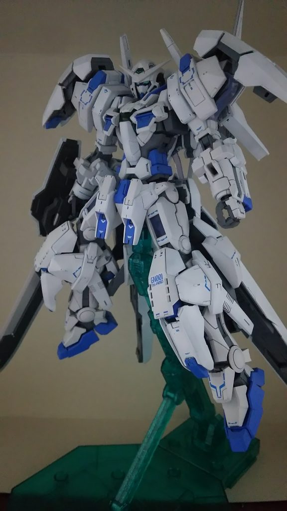 正面ショット。デカールも白と青のみ貼り付けてます。