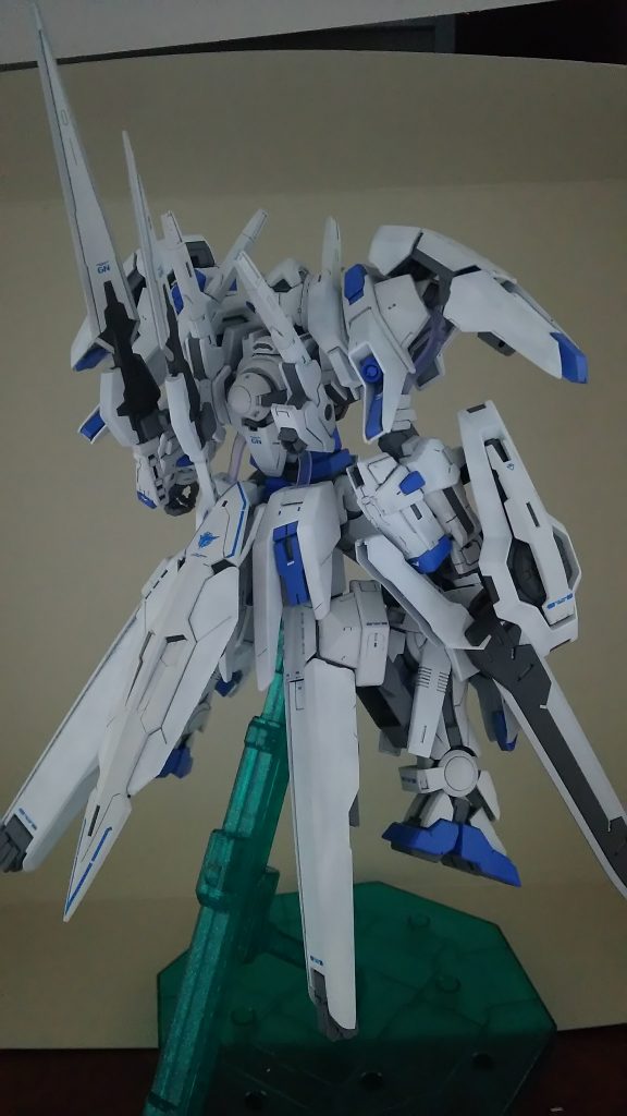 バックショット。脚部はデザイン状結構動かしづらいですね。