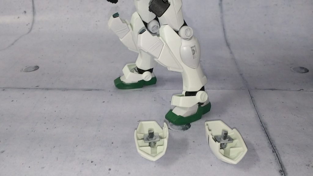 ダクト部分のパーツは取り外し可能。ダクト裏にHG試作1号機ゼフィランサスのジョイントパーツを移植。
ジムⅢの膝のパーツはノコギリとニッパーで切断し、ヤスリで調整してGM/GMの膝に接着。