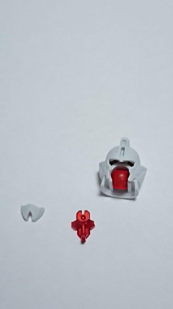 これ、なんでマスクは頭部側に一体にしたのか未だ謎です。それは1つの謎謎謎。僕は誰なのかも分からないし、スライディングして擦りむけた膝痛くて立ち上がれません。