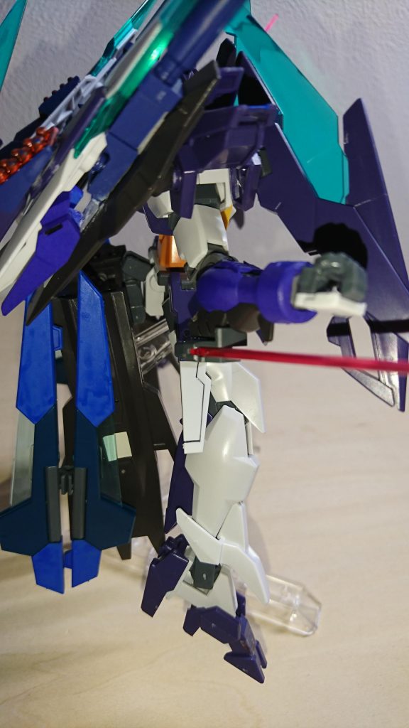 ビームサーベルは腕についているものから出るようにしています