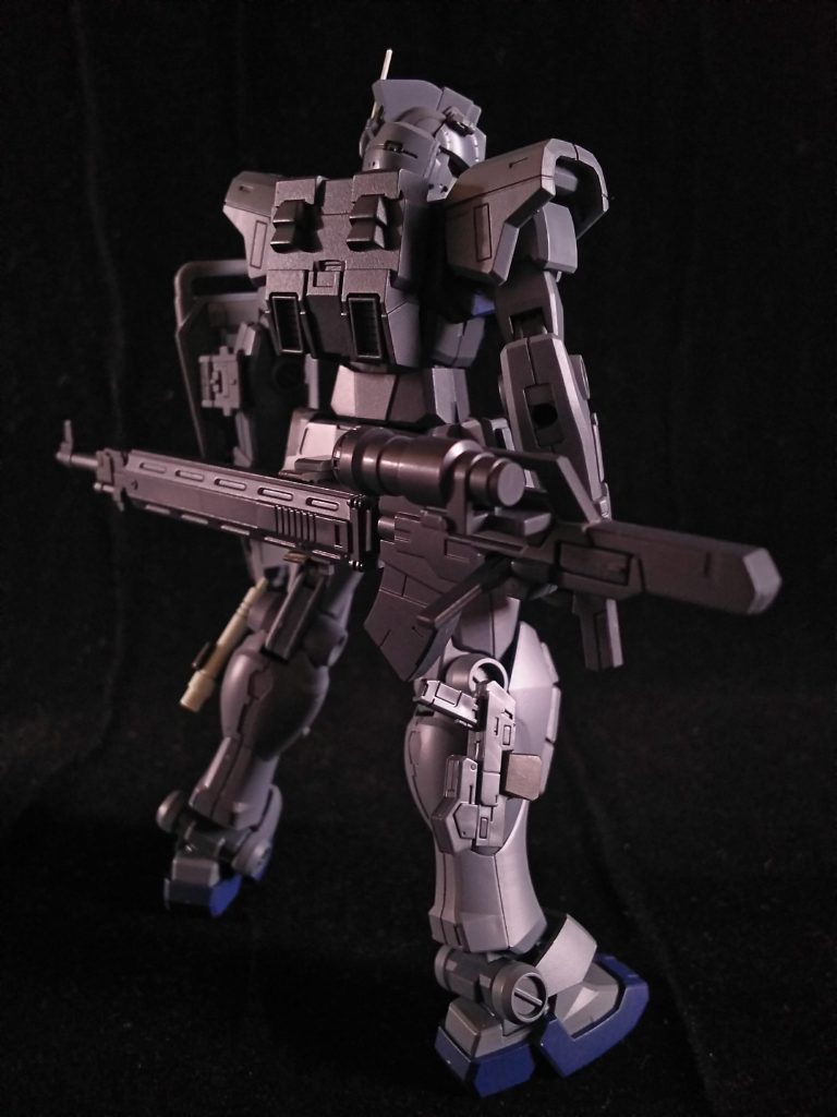 お気に入りのショットです。ライフルは腰に懸架出来るように固定用パーツを作りました。他の装備は脚に、GNピストル、ビームサーベル、シールドタイプのビームガトリングです。ランドセルは、オリジン、FSDの余剰パーツです。