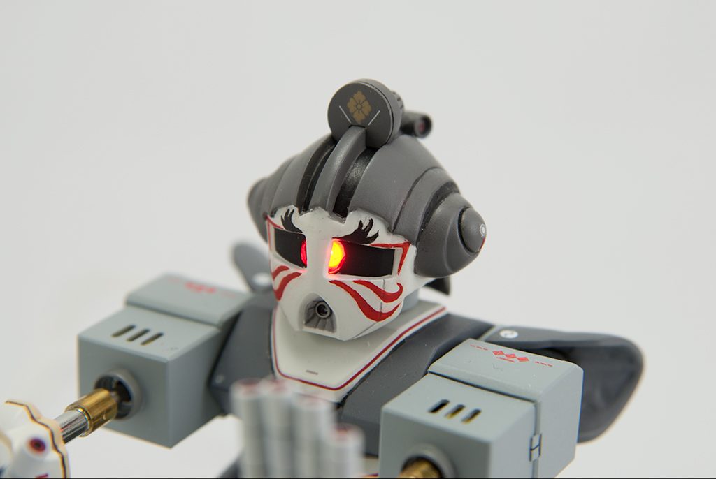 【頭部 前面】
モノアイにはLEDが内蔵し、張り手をする際に発光します。
頭頂部には一部プラ板を貼り付けて力士の髪型風に整形。
チョンマゲはプラ板と市販ディテールアップパーツで作りました。(後述)