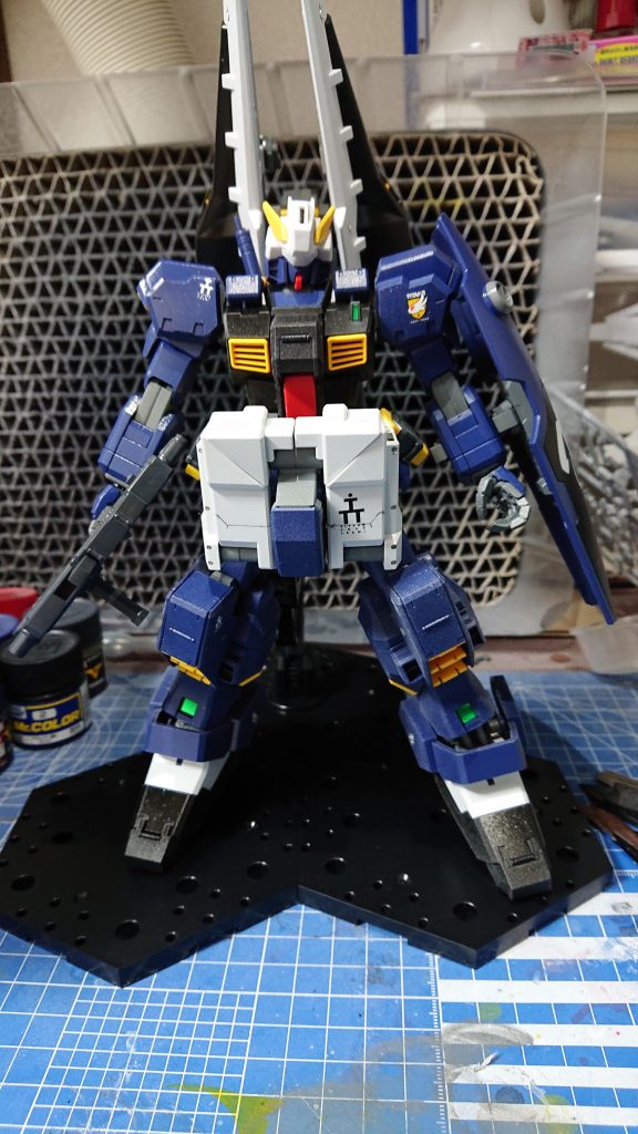 つや消しプレミアムトップコートの上から光沢のトップコートを吹いて白いのを多少消しました。