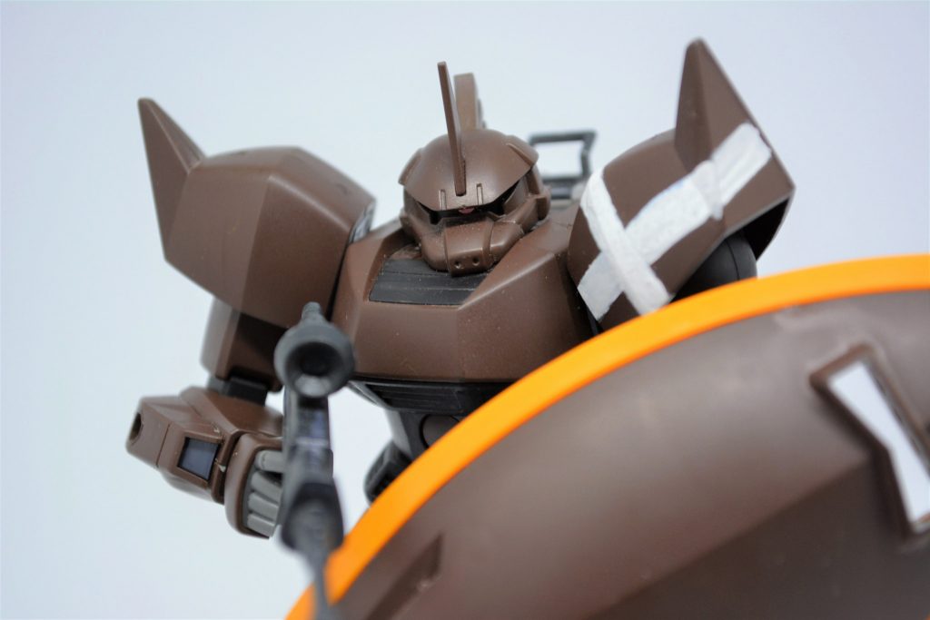 ----------------
「お客様、今回はMSをご用命という事で、こちらのゲルググとかいかがでしょうか?」
「ゲルググ?」
「はい。ゲルググです。」
「何故今の時代にゲルググなんだ?」
「最近あるお客様から『今の技術を使って最高のゲルググを作ってほしい』とオーダーがありまして。」
「ふむ」
「ですが、そのお客様の要求が高いもので何度もリテイクを受けていまして…」
「なるほど…。それで在庫を消費したいから買ってくれと」
「端的に言いますとその様になります…。それでいかがでしょうか。日頃よりご贔屓にして頂いているのでお安くさせて頂きますが…」
「…それじゃあ、3機用意してくれ」
「ありがとうございます!それでは早速用意いたします」
-----------------