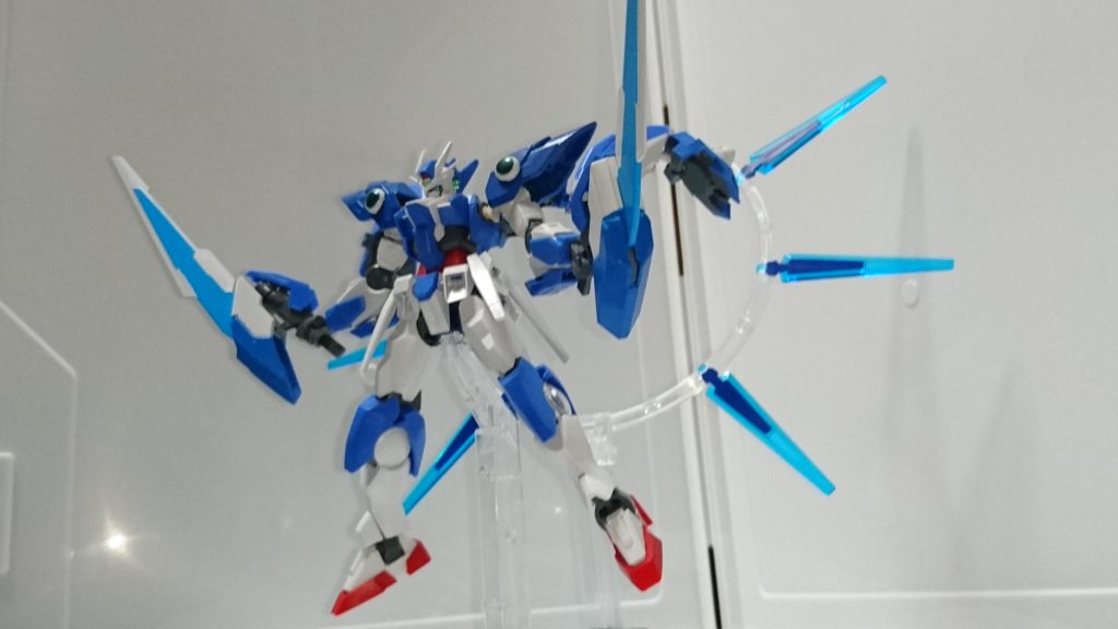 サブウェポンとなる「GNブレイヴビット」。GN粒子を纏ったビームカッターとして脳波操作により最大6基を同時に操れます。

基部はHi-νガンダムのバックパックのファンネルを取り外して先端にプラ棒で太陽炉を接合し、細い穴にAGE-FXのCファンネルを取り付けた簡単改造です。
AGE-2マグナムのFファンネルを意識しています。